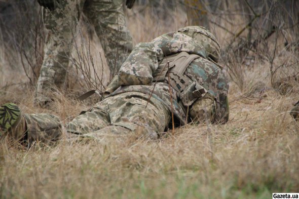 Інструктори навчають новобранців як падати та рухатися