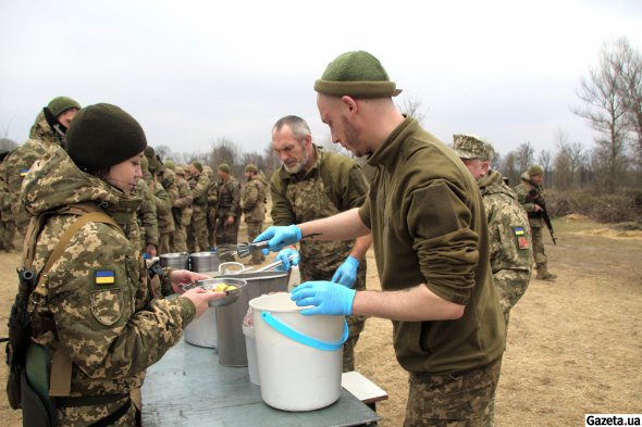 Горячий обед солдатам привозят на полигон – в считанные минуты разворачивают раздачу еды