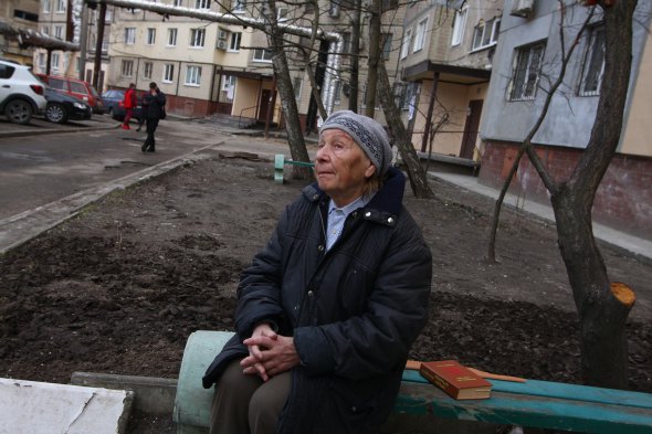 Усіх мешканців після ракетного удару евакуювали з будівлі. На фото - старожилка багатоповерхівки, досі зі сльозами згадує трагедію