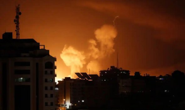 Вибухи в Газі, коли ізраїльська армія завдає авіаударів 