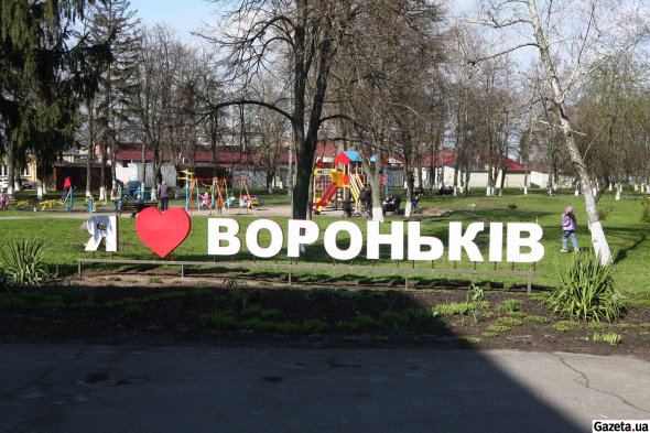 Усі угіддя лаври розташовані на території колишньої Вороньківської сільради Бориспільського району на Київщині
