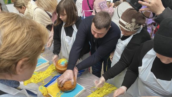 Во Львове создали рекордно большой трезубец с 1 тыс. пасхальных куличей