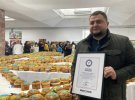 Во Львове создали рекордно большой трезубец с 1 тыс. пасхальных куличей