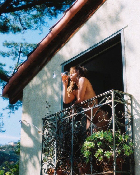 Голлі Беррі вийшла гола на балкон з келихом вина