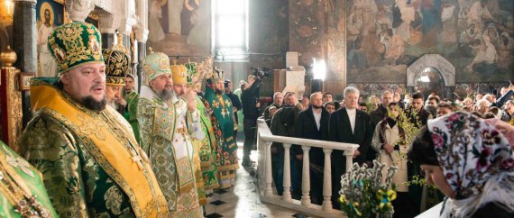 В Трапезном храме Лавры в Вербное воскресенье тысячи верующих ВТО молились за Украину