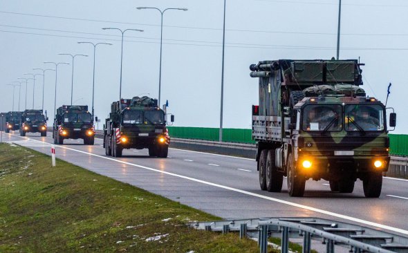 Колона військової техніки із ЗРК MIM-104 Patriot прямує з Німеччини до Польщі, 24 січня. Такі ж невдовзі мають бути в Україні 