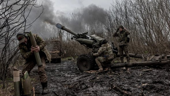 Украинские солдаты батальона «Волки Да Винчи» ведут артиллерийский огонь в направлении Бахмута, 3 апреля