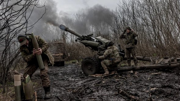 Українські солдати батальйону «Вовки Да Вінчі» ведуть артилерійський вогонь у напрямку Бахмута, 3 квітня 