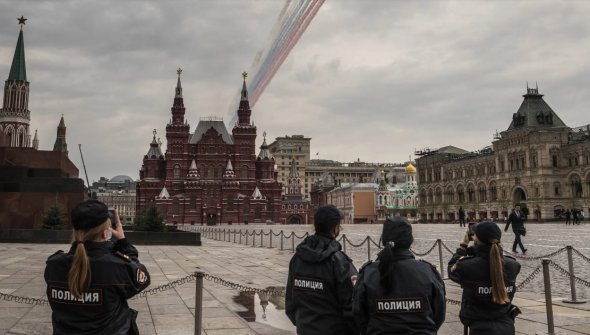 Російські поліцейські спостерігають за польотом над Кремлем. Москва може вирішити, що тепер безпечно використовувати літаки, якщо українські системи ППО будуть виснажені 