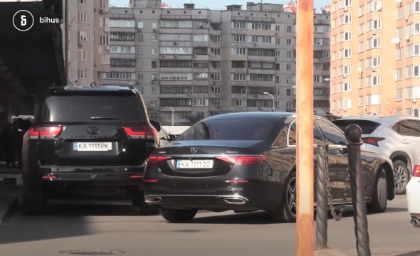 Mercedes-Benz S500L 2020-го року і Toyota Land Cruiser 300