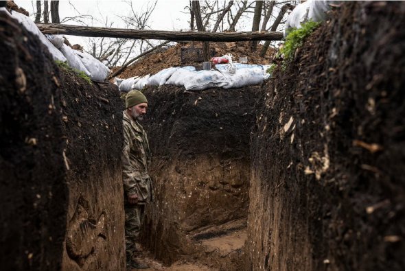 Украинский солдат в окопе в Донецкой области 