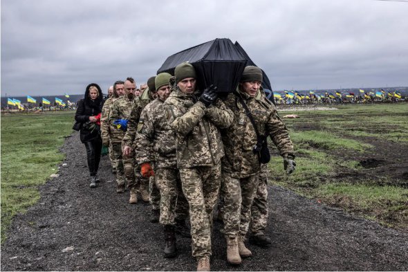 Украинские солдаты несут гроб с 26-летним Владом на кладбище в Днепре 