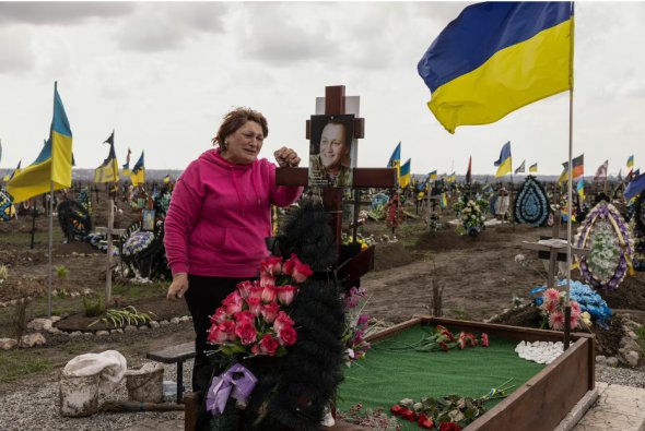 В Днепре Татьяна Склярова оплакивает могилу сына Сергея 