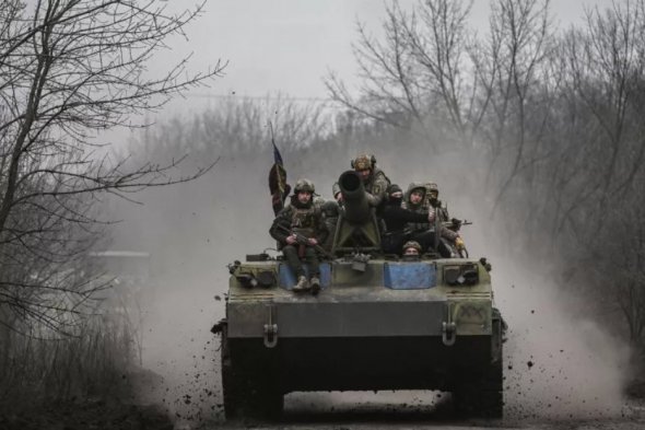 Українські військові на самохідній артилерійській установці «Півонія» біля Бахмута, 15 березня. Більше половини американців хочуть, щоб Україна вступила в НАТО 