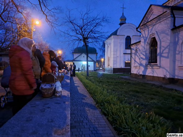 До найстарішої в Полтаві Спаської церкви УПЦ МП освячувати паски прийшла переважно молодь