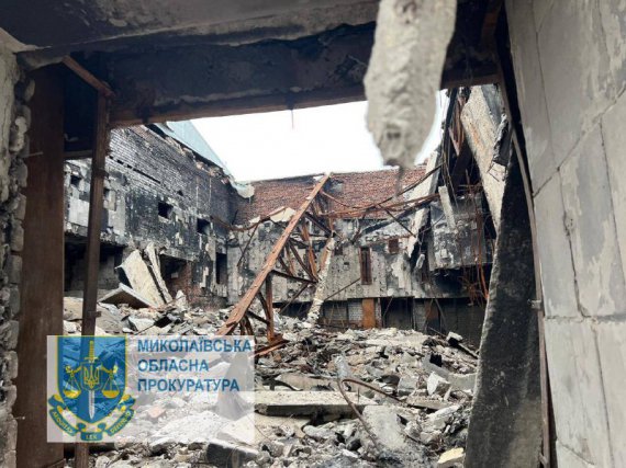 Наслідки російського обстрілу Снігурівки на Миколаївщині вночі 16 квітня. Атака забрала життя двох підлітків