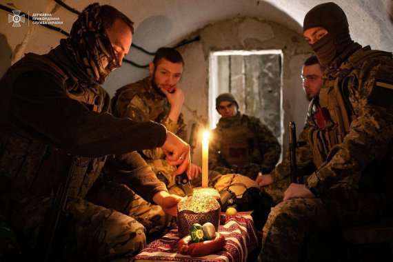 Президент Украины Владимир Зеленский поделился новыми фото военной Украины и ее героев на Пасху
