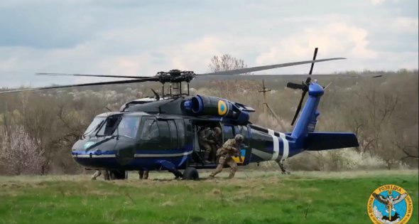 Тренування спецпідрозділів ГУР зі взаємодії з гвинтокрилом Black Hawk на одному з напрямків фронту