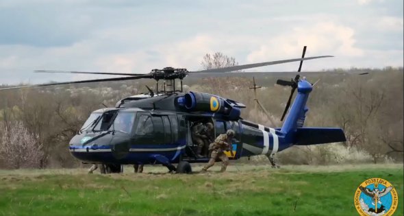 Тренировка спецподразделений ГУР по взаимодействию с вертолетом Black Hawk на одном из направлений фронта