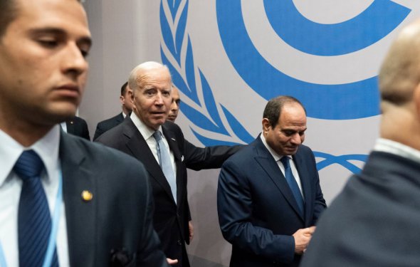 Президент Джо Байден и президент Египта Абдель Фатах Ас-Сиси покидают саммит ООН 11 ноября 2022 года в Шарм-эль-Шейхе
