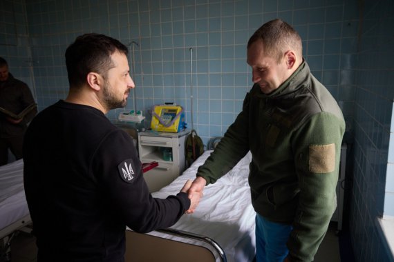 Президент Володимир Зеленський зустрівся з українськими воїнами у госпіталі