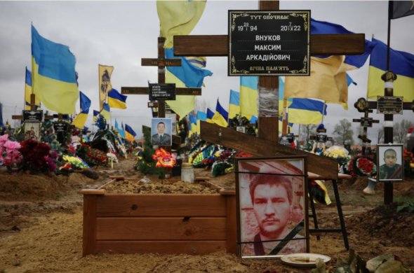 Могили українських солдатів на околиці Харкова 