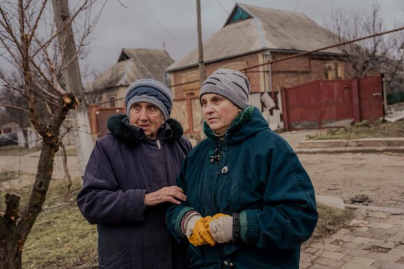 Наташа (справа) с соседкой возле своего дома, на месте российского удара, в Константиновке 