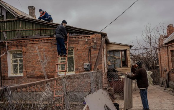 Жителі ремонтують будинок після удару росіян у Костянтинівці 