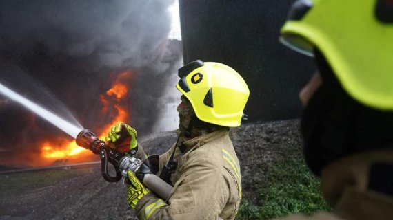 Украинские спасатели тушат пожары Винницкой и Полтавской областей после ночных ударов РФ