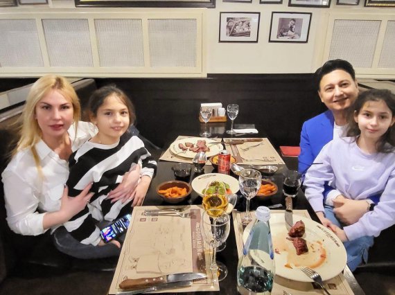 Певица Камалия с мужем Мохаммадом Захуром и дочерьми Арабеллой и Мирабеллой отпраздновали Ид Байрам