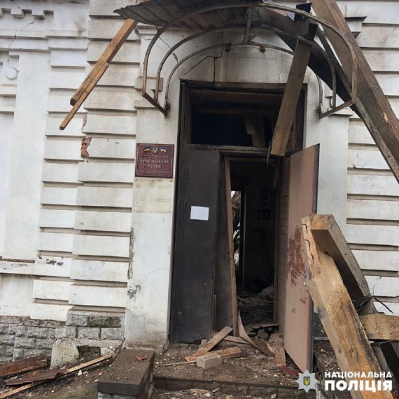 Наслідки ворожого ракетного удару по центру Куп'янська на Харківщині вранці 25 квітня