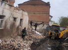 Наслідки ворожого ракетного удару по центру Куп'янська на Харківщині вранці 25 квітня