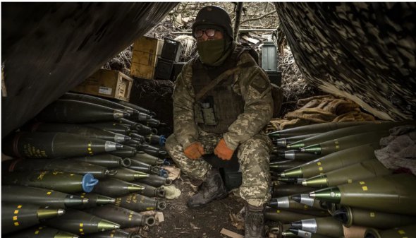 Український військовий на артилерійській позиції у Запорізькій області, 25 березня 