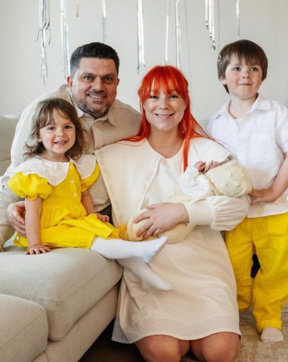Співачка Світлана Тарабарова, яка втретє стала мамою, опублікувала родинні фото після приїзду з пологового будинку