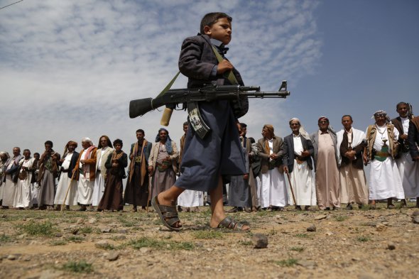 Ребенок с АК во время митинга хуситов, 2020 год, Сана, Йемен 