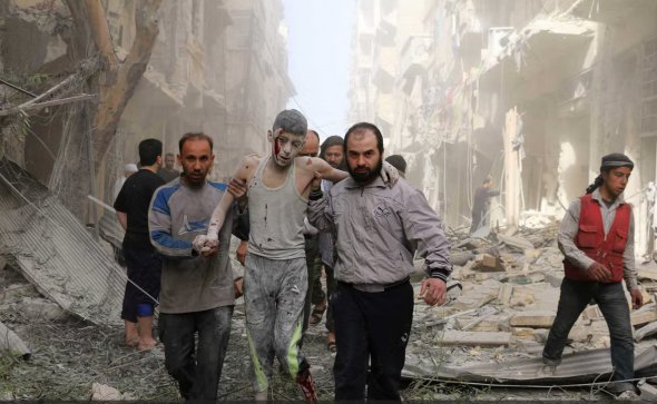 Сирійці допомагають пораненому після авіаудару в Алеппо 