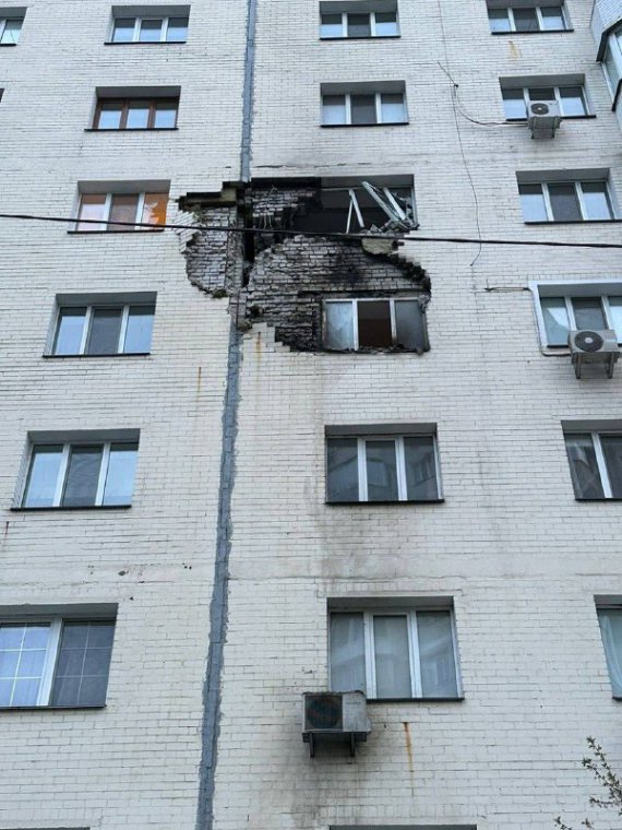 Українка на Київщині оговтується після обстрілу РФ. У місті знаходять уламки ракет