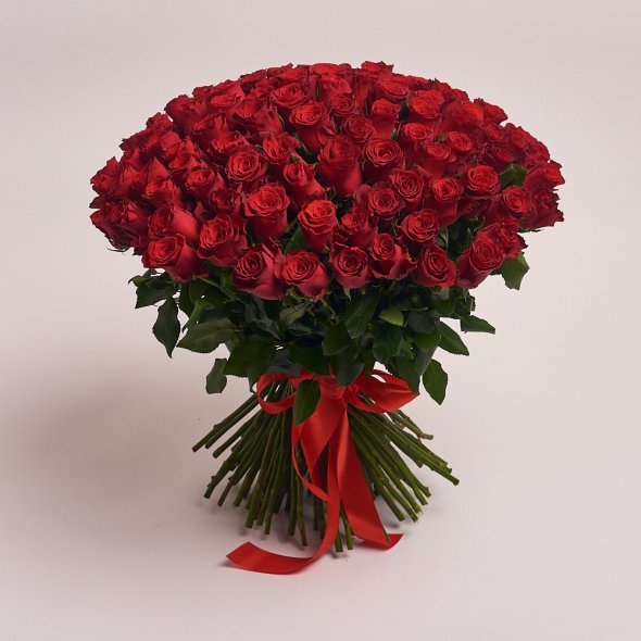 Купити 101 троянду - відмінний вибір, якщо ви хочете зробити грандіозний жест або просто показати комусь особливому, наскільки ви дбаєте про нього