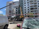 Сьогодні вранці росіяни ударили по будинку в Умані. Ракета зруйнувала цілий під'їзд. Рятувальні роботи у місті продовжуються
