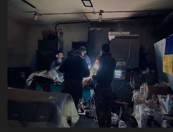 Одна з понад тисячі операцій, проведених в бункері "Желізяка" - медчастині на заводі "Азовсталь". Біля операційного столу - хірург Євген Герасименко