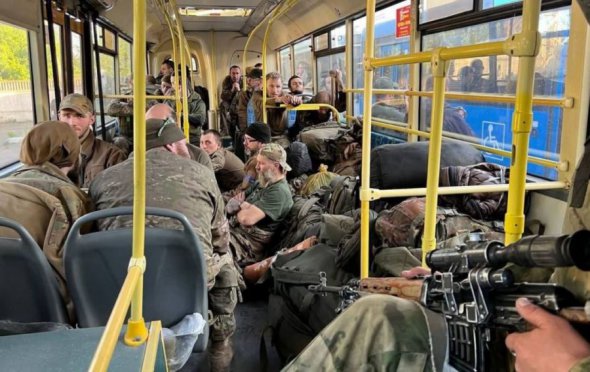 Украинские военные, вышедшие из "Азовстали" и сдавшиеся в русский плен, едут в фильтрационный лагерь в Еленовке