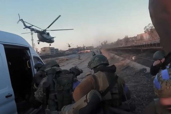 Врачи в сопровождении военных прибыли в Мариуполь вертолетами