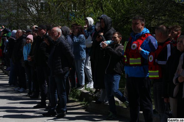 До зруйнованого будинку зʼїхалися родичі місцевих мешканців. Допомагають розбирати завали і роздають їжу