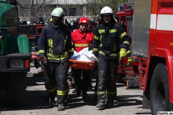 Люди опинилися під завалами. Рятувальники багато годин проводили пошукову операцію