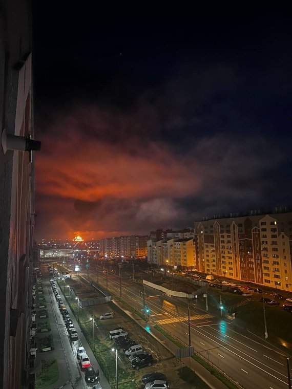 В Севастополе после взрыва загорелась нефтебаза
