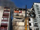 В Умани продолжается разбор завалов на месте российского ракетного удара по жилому дому