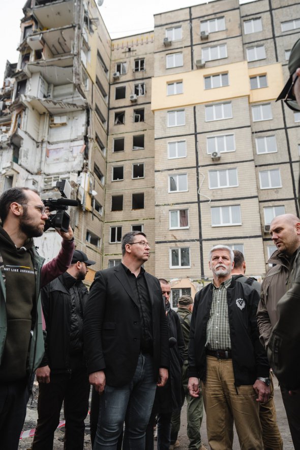 Президенту Чехии в Днепре показали разрушенный российской ракетой дом
