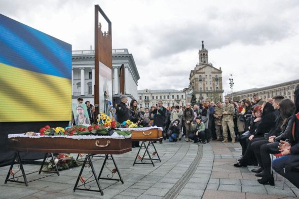Люди прощаються з полеглими героями Олегом Барною та Валерієм Дороховим на майдані Незалежності в Києві 21 квітня