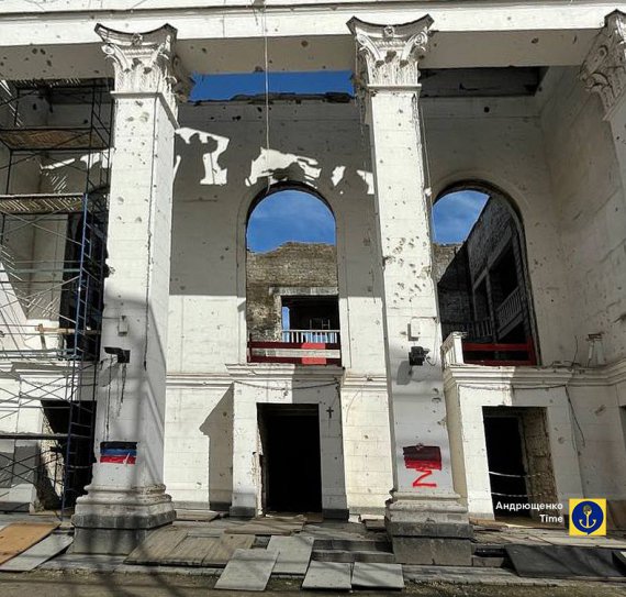 Показали новые фото Мариупольского драмтеатра