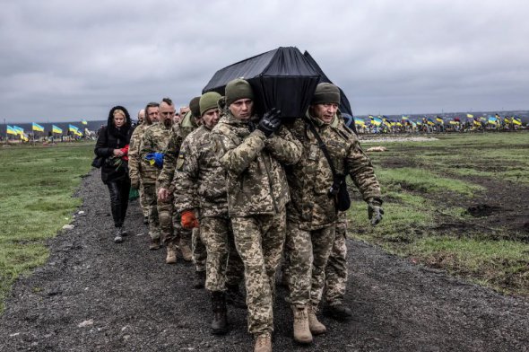 Українські військові несуть труну з тілом однополчанина, який загинув біля Бахмута 